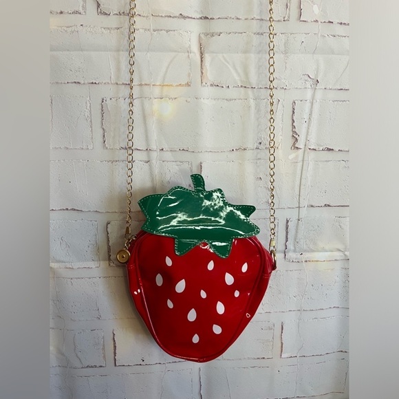 🛑SOLD🛑Strawberry Shaped Crossbody Purse - Picture 11 of 12